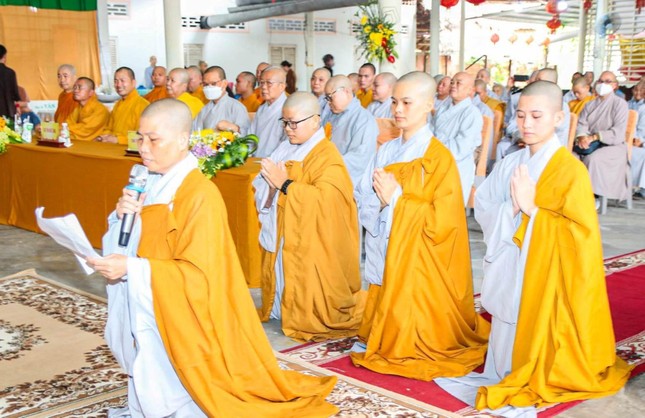 Sư cô Thích nữ Diệu Phúc dâng lời phát nguyện