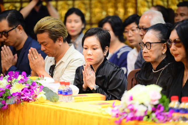 Đông đảo nghệ sĩ tham dự lễ cầu siêu