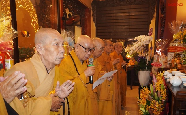 Chư tôn đức giáo phẩm thành kính niêm hương tưởng niệm