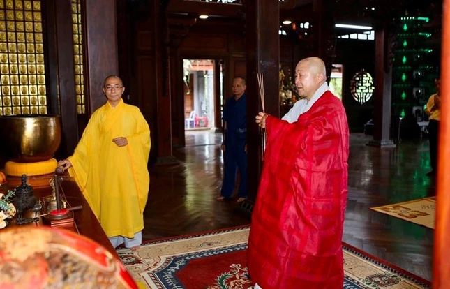 Lễ Phật tại chánh điện chùa Khải Đoan