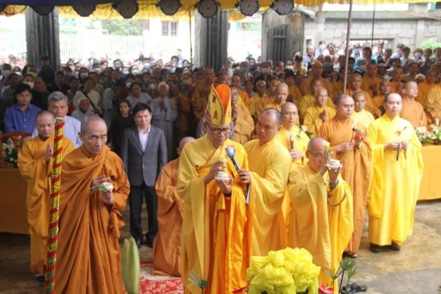 Hòa thượng Thích Châu Quang cùng chư tôn đức niệm hương sái tịnh