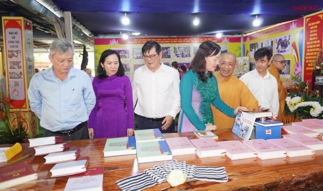 Đại diện chính quyền tham quan Không gian văn hóa Hồ Chí Minh