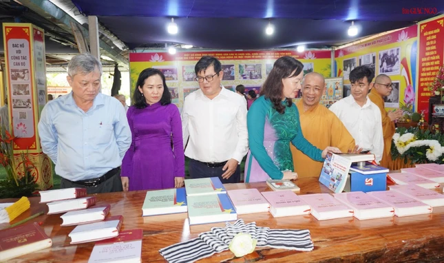 Đại diện chính quyền tham quan Không gian văn hóa Hồ Chí Minh