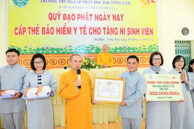Thượng tọa Thích Nhuận Nghĩa, Phó Trưởng ban Thường trực Ban Trị sự GHPGVN tỉnh trao tặng tuyên dương công đức