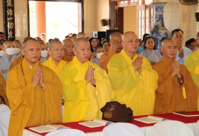 Đông đảo Tăng Ni và Phật tử tưởng niệm Đông đảo Tăng Ni và Phật tử tưởng niệm