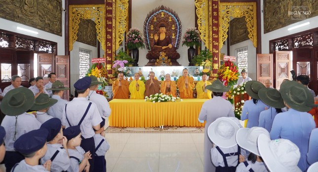 Chư tôn đức chứng minh lễ ra mắt Gia đình Phật tử Phước Thiện