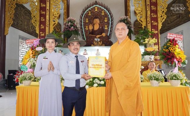 Thượng tọa Thích Thiện Chơn trao quyết định công nhận Gia đình Phật tử Phước Thiện đến huynh trưởng Minh Hạnh