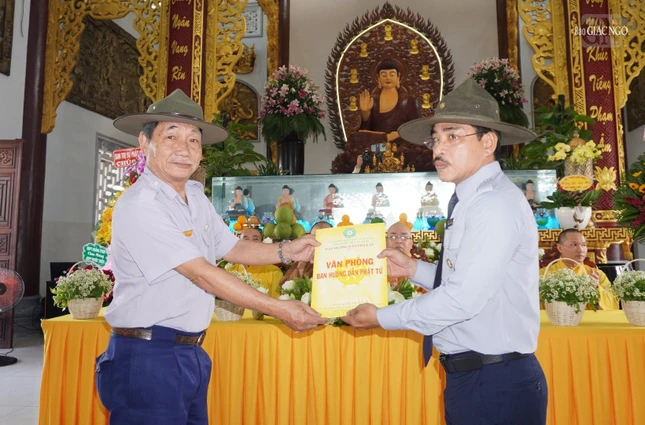 Huynh trưởng Thị Cư trao quyết định chuẩn y thành phần nhân sự Ban huynh trưởng Gia đình Phật tử Phước Thiện