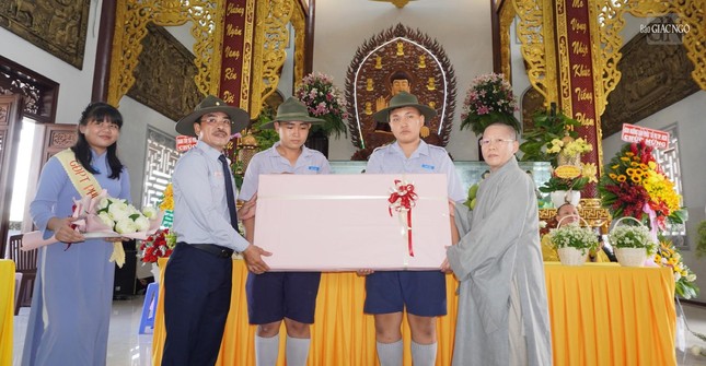 Ban huynh trưởng Gia đình Phật tử Phước Thiện dâng quà tri ân đến Ni sư Thích nữ Huệ Khánh, trụ trì chùa Phước Thiện