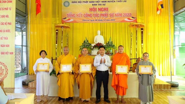 Chư Tăng Ni huyện Thới Lai nhận Giấy khen của chính quyền ghi nhận đóng góp trong các công tác an sinh xã hội năm 2022 trên địa bàn