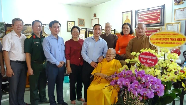 Thăm hỏi Trưởng lão Hòa thượng Thích Hiển Tu, Phó Pháp chủ GHPGVN, viện chủ chùa Xá Lợi