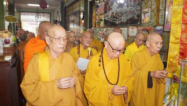 Chư tôn đức niêm hương tưởng niệm Đại tường Ni trưởng Thích nữ Tràng Liên