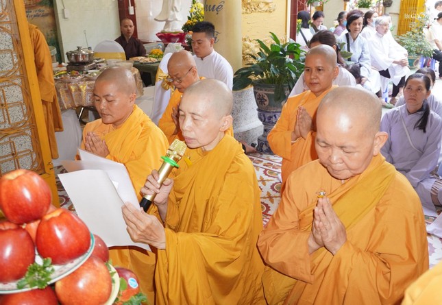 Môn đồ đệ tử tác bạch cúng dường trai Tăng