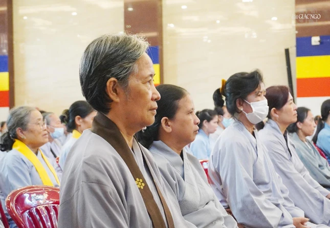 Phật tử Hoa Tâm lắng nghe thời pháp thoại với niềm hoan hỷ