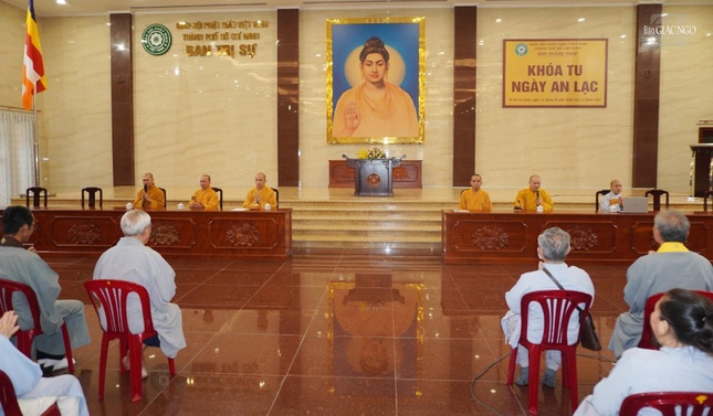 Chư tôn đức Ban Hoằng pháp hướng dẫn Phật tử trong thời khóa niệm Phật