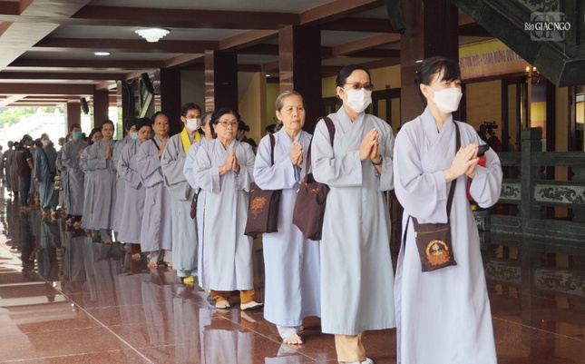 Phật tử kinh hành