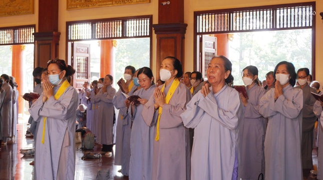 Phật tử trong khóa lễ tại chánh điện