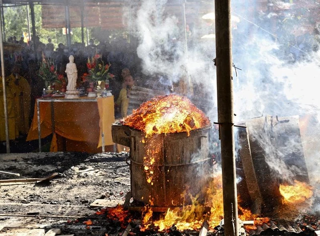Lễ rót đồng đúc đại hồng chung tại niệm Phật đường Mê Linh, huyện Lắk, tỉnh Đắk Lắk Lễ rót đồng đúc đại hồng chung tại niệm Phật đường Mê Linh, huyện Lắk, tỉnh Đắk Lắk