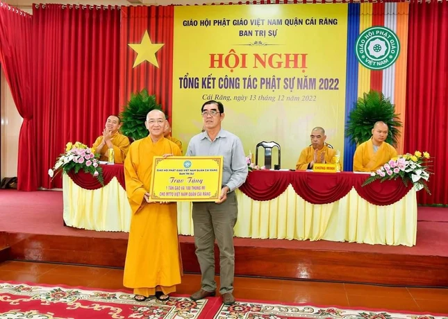 Trao quà ủng hộ