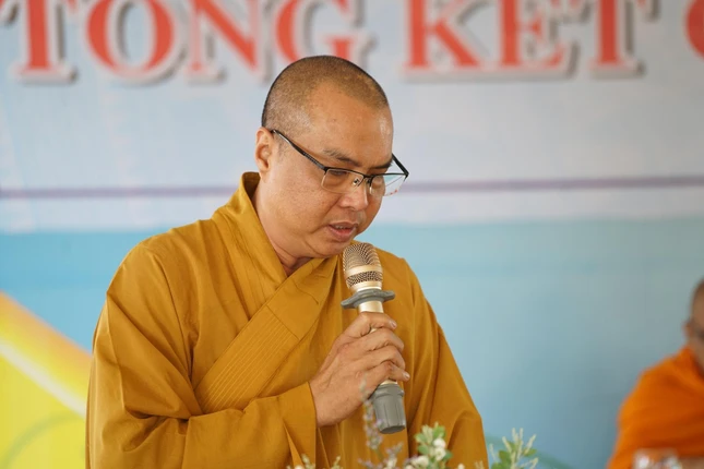 Thượng tọa Thích Minh Phú, Phó ban Thường trực Ban Trị sự GHPGVN quận Bình Thủy báo cáo tổng kết công tác Phật sự năm 2022