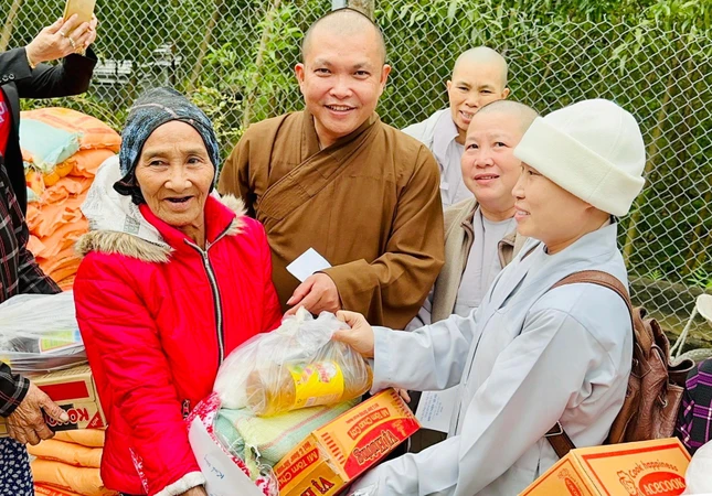 Ban Từ thiện - Xã hội Phật giáo tỉnh Bình Thuận trao quà đến bà con tại Quảng Nam và Quảng Ngãi Ban Từ thiện - Xã hội Phật giáo tỉnh Bình Thuận trao quà đến bà con tại Quảng Nam và Quảng Ngãi