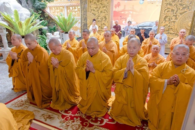 Chư tôn đức trong lễ tác bạch cúng dường trai Tăng