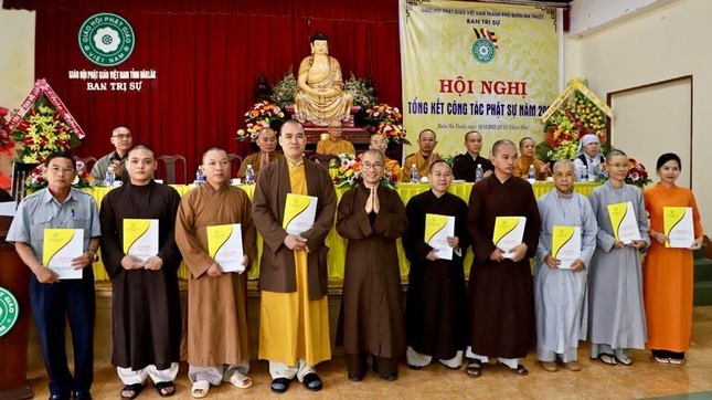 Trao quyết định đến các ban ngành Phật giáo TP.Buôn Ma Thuột nhiệm kỳ 2021-2026