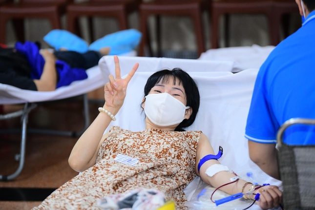 Hiến máu nhân đạo tại chùa Giác Ngộ sáng 17-12 - Ảnh: Minh Đức