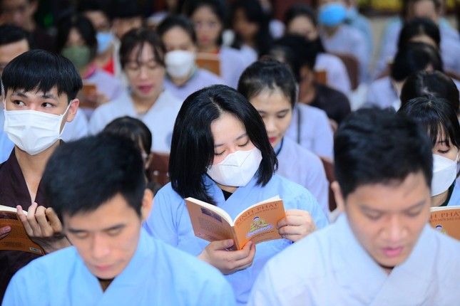 Nhiều bạn trẻ về chùa Giác Ngộ quy y - Ảnh: Quang Tròn