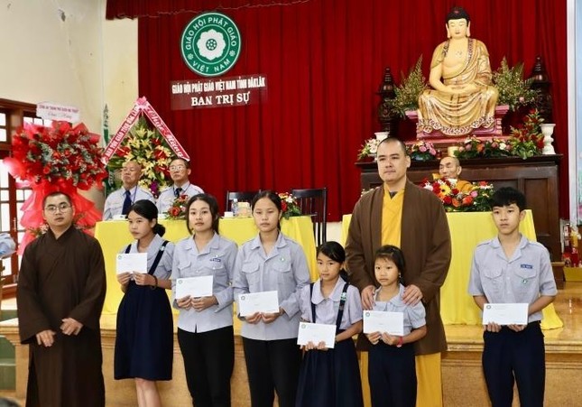 Chư tôn đức trao học bổng khuyến học đến các em đoàn sinh tiêu biểu