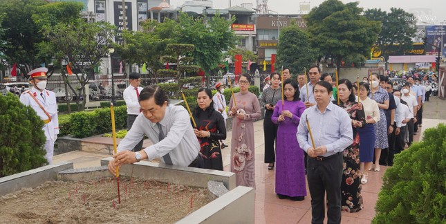 Đoàn lãnh đạo Quận ủy, Ủy ban Nhân dân quận do ông Sử Ngọc Anh, Thành Ủy viên, Bí Thư quận ủy làm trưởng đoàn dâng hương