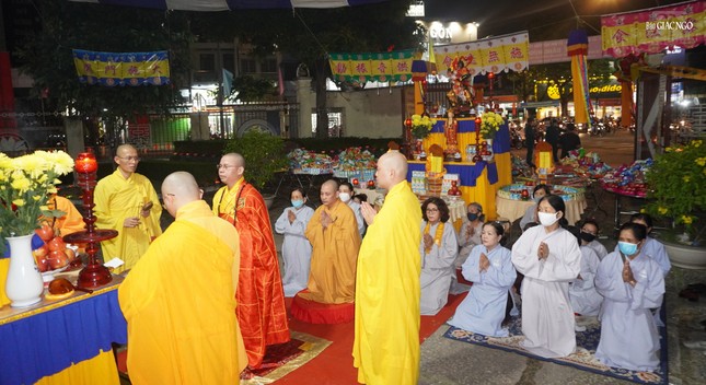 Chư tôn đức và Phật tử tham dự khóa lễ