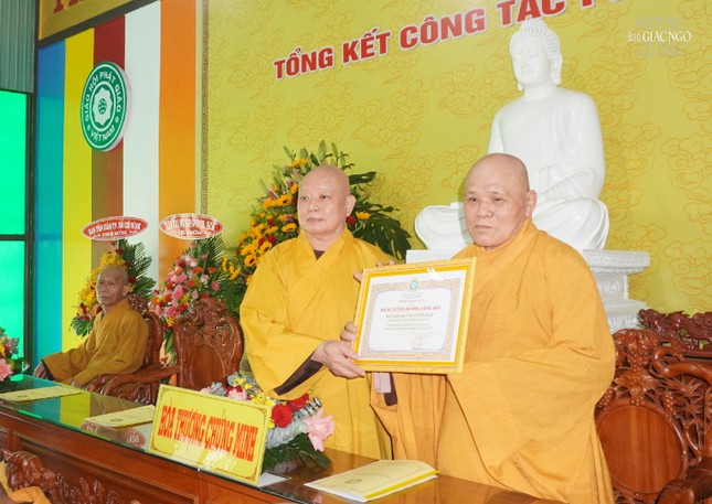 Hòa thượng Thích Lệ Trang trao Bằng tuyên dương công đức của Ban Trị sự GHPGVN TP.HCM đến Hòa thượng Thích Huệ Nghi, Chứng minh Ban Trị sự GHPGVN huyện Củ Chi Hòa thượng Thích Lệ Trang trao Bằng tuyên dương công đức của Ban Trị sự GHPGVN TP.HCM đến Hòa thượng Thích Huệ Nghi, Chứng minh Ban Trị sự GHPGVN huyện Củ Chi