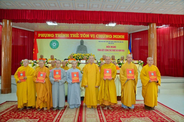 Thượng tọa Thích Bình Tâm trao quyết định đến các ban chuyên môn