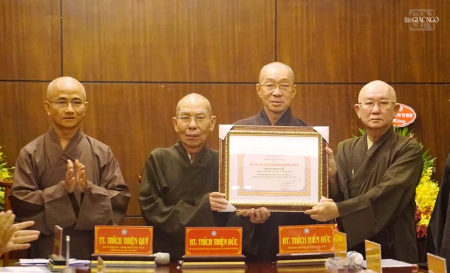 Ban Pháp chế Phật giáo TP.HCM đón nhận Bằng tuyên dương công đức của Ban Thường trực Ban Trị sự GHPGVN TP.HCM