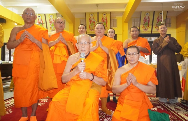 Trưởng lão Hòa thượng Maha Bounma Simmaphom, Chủ tịch Trung ương Liên minh Phật giáo Lào, cùng thành viên đoàn tụng khóa kinh tưởng niệm Trưởng lão Hòa thượng Maha Bounma Simmaphom, Chủ tịch Trung ương Liên minh Phật giáo Lào, cùng thành viên đoàn tụng khóa kinh tưởng niệm