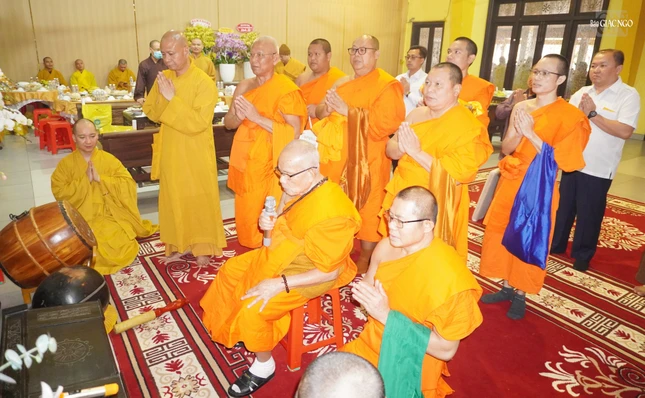 Đoàn Trung ương Liên minh Phật giáo Lào tưởng niệm Đoàn Trung ương Liên minh Phật giáo Lào tưởng niệm