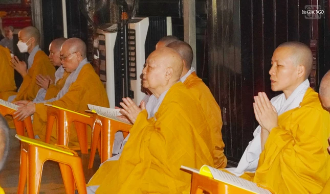 Chư Ni môn phái tổ đình Vĩnh Nghiêm trong khóa tụng kinh tại chánh điện Chư Ni môn phái tổ đình Vĩnh Nghiêm trong khóa tụng kinh tại chánh điện