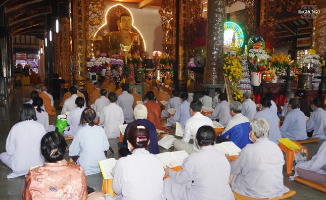 Khóa lễ tụng kinh tại chánh điện