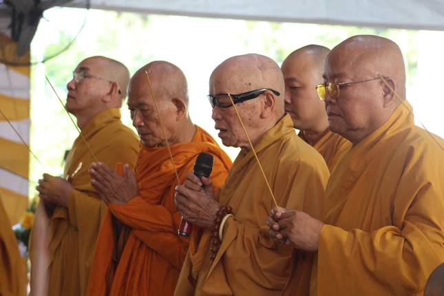 Niêm hương tưởng niệm