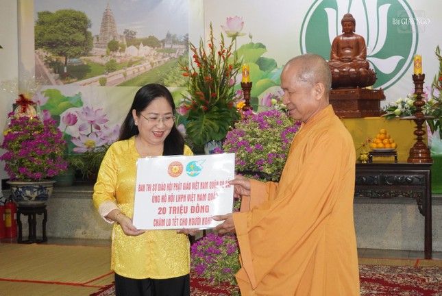 Tại lễ tổng kết Phật giáo quận đã trao 90 triệu đồng đến các cơ quan chính quyền để chăm lo Tết cho người dân