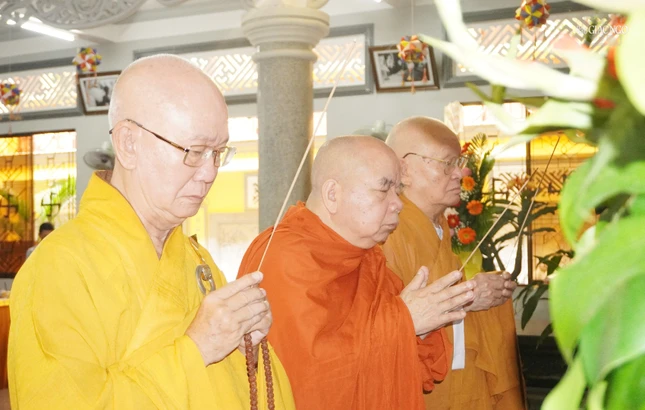 Dâng hương lễ Phật