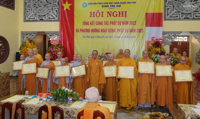 Hòa thượng Thích Huệ Văn trao giáo chỉ tấn phong giáo phẩm đến chư tôn đức Tăng Ni quận Tân Phú