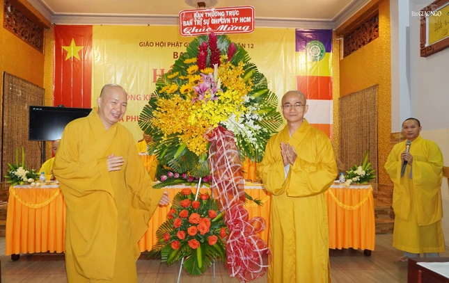 Thượng tọa Thích Trí Thường đón nhận lẵng hoa chúc mừng của Ban Thường trực GHPGVN TP.HCM do Thượng tọa Thích Thiện Quý trao
