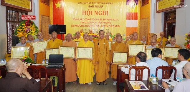 Hòa thượng Thích Huệ Văn trao giáo chỉ tấn phong giáo phẩm đến chư tôn đức Tăng Ni Phật giáo quận 12