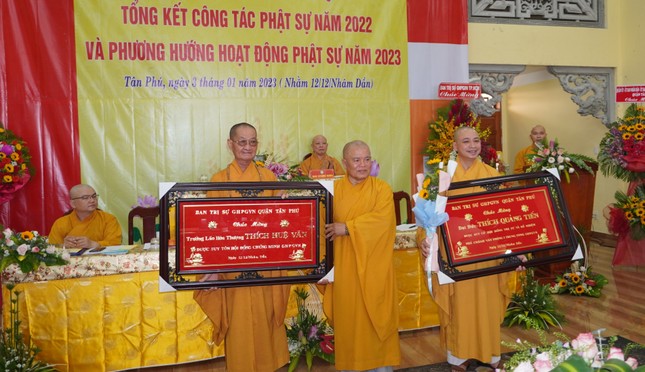 Hòa thượng Thích Thiện Hoa trao khánh vàng chúc mừng đến Hòa thượng Thích Huệ Văn được suy tôn vào Hội đồng Chứng minh và Đại đức Thích Quảng Tiến được suy cử vào Hội đồng Trị sự và bổ nhiệm Phó Chánh Văn phòng 2 Trung ương