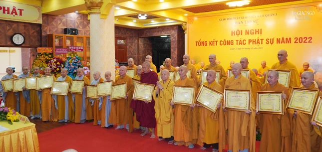 Hòa thượng Thích Thiện Nhơn trao giáo chỉ tấn phong đến chư tôn đức giáo phẩm Phật giáo quận