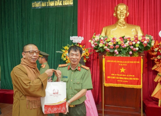 Tặng quà chúc mừng năm mới