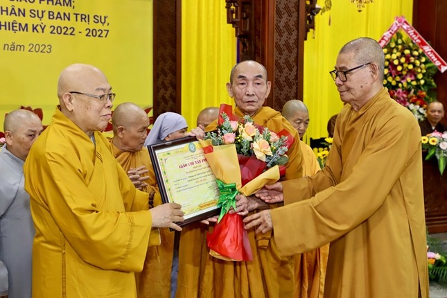 Trao giáo chỉ tấn phong giáo phẩm đến Hòa thượng Thích Giác Tiến