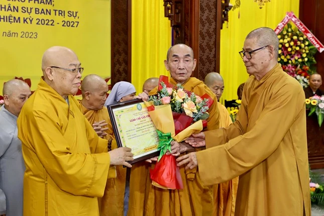 Trao giáo chỉ tấn phong giáo phẩm đến Hòa thượng Thích Giác Tiến Trao giáo chỉ tấn phong giáo phẩm đến Hòa thượng Thích Giác Tiến